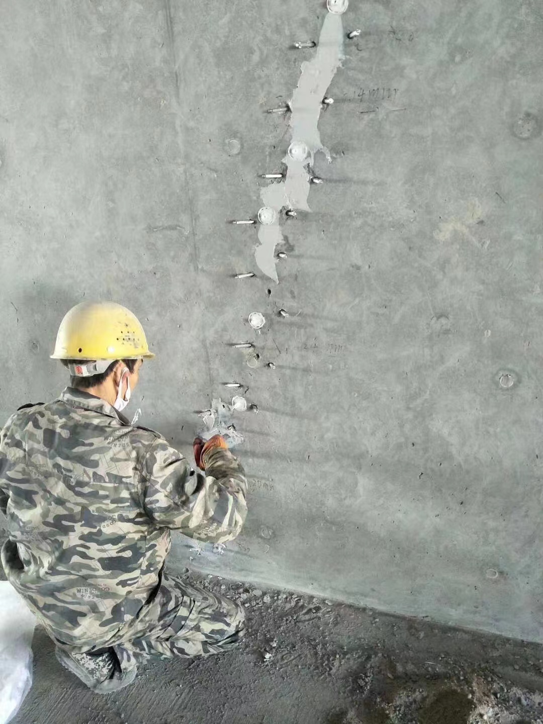 鹤山混凝土楼板裂缝加固施工的方案