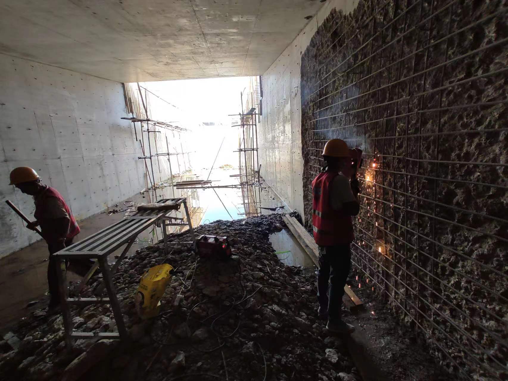 鹤山挖断承重墙导致楼体开裂，加固施工方案出炉